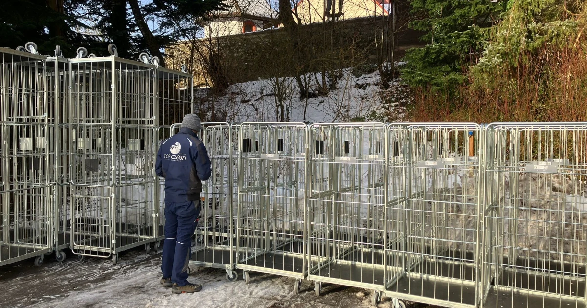 Montage neuer Wäschecontainer