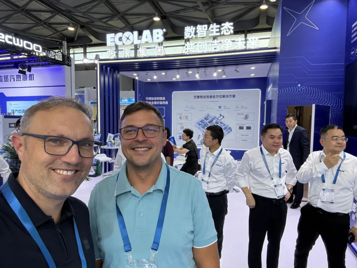 Top Clean beim fachlichen Austausch am Ecolab-Messestand auf der Texcare Asia 2026 in Shanghai