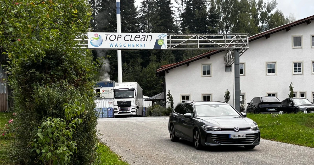 Betriebsgelände der Top Clean Wäscherei mit firmeneigenem Fuhrpark